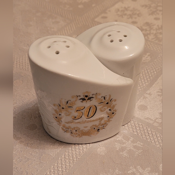 💚50th Anniversary White Nesting Salt and Pepper Shakers - Picture 1 of 1
